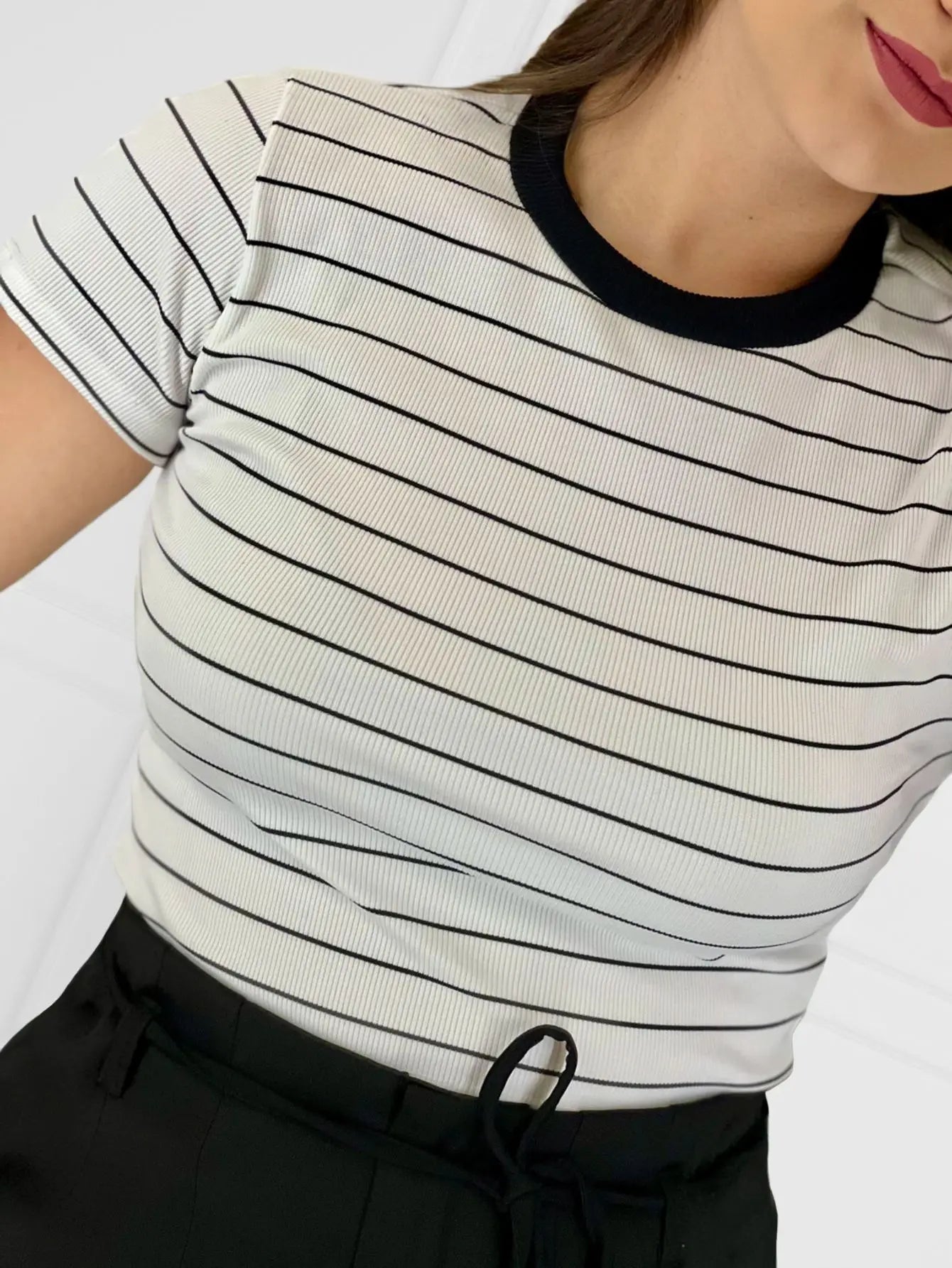 Camiseta Feminina Listrada Ribana – Estilo Casual Moderno – Primavera/Verão