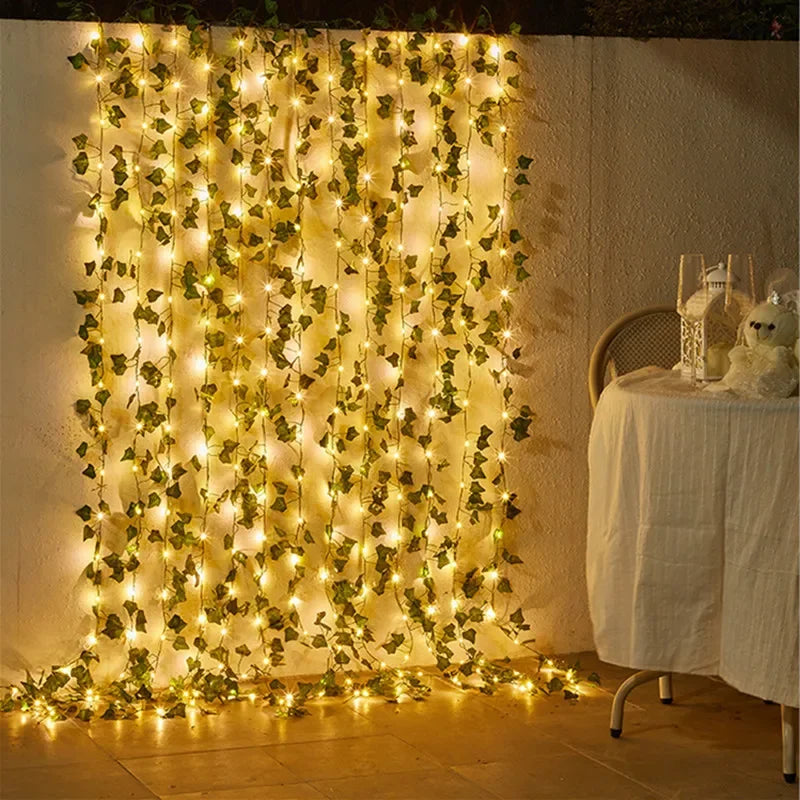 Cordão de Luzes LED com Folhagem Artificial