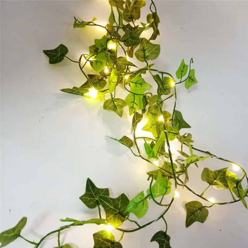 Cordão de Luzes LED com Folhagem Artificial