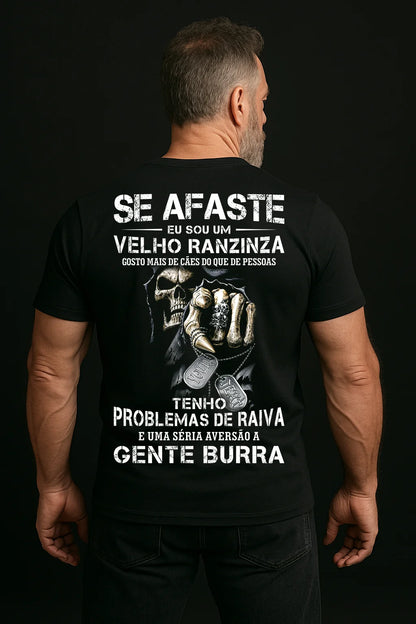 Camiseta Masculina Preta – Frase Engraçada “Velho Ranzinza” – Avesso Branco
