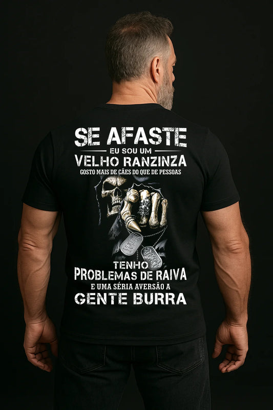 Camiseta Masculina Preta – Frase Engraçada “Velho Ranzinza” – Avesso Branco