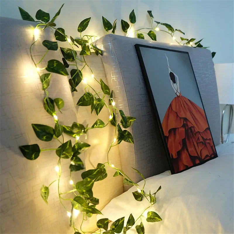 Cordão de Luzes LED com Folhagem Artificial